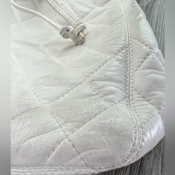 VINTAGE RARE — Chanel Bucket Bag with Tortoise Handle - Picture 6 of 12